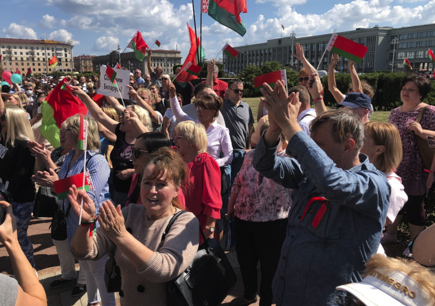 Tusentals anhängare till Belarus president Aleksandr Lukasjenko samlas i Minsk på söndagen.