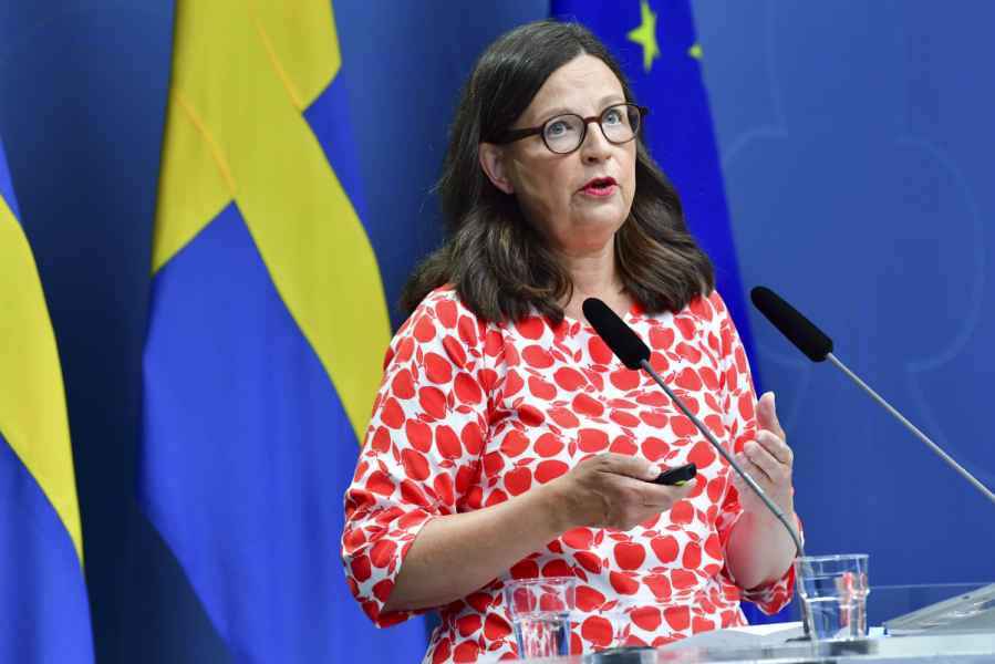 Mer fakta och mindre analys för yngre elever i de nya kursplanerna, berättar utbildningsminister Anna Ekström (S).