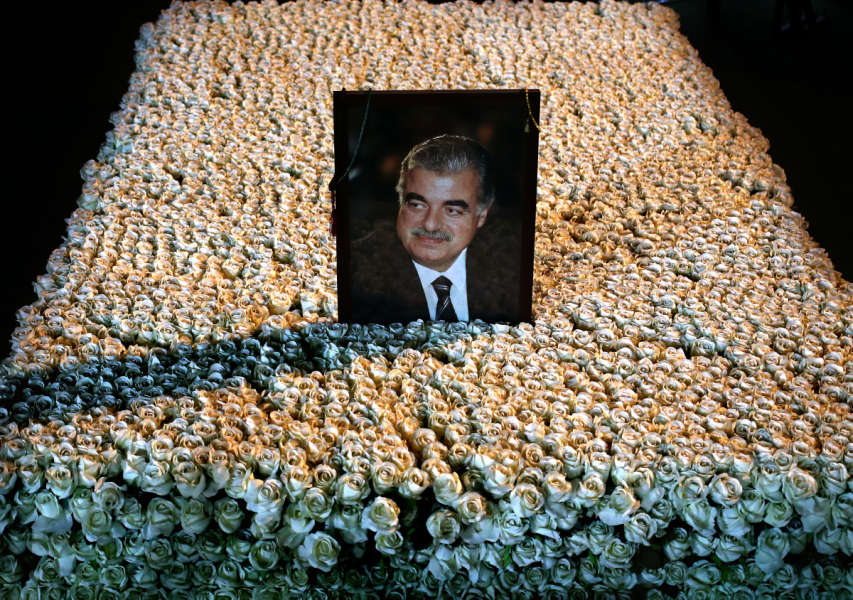 Ett porträtt av den mördade tidigare libanesiske premiärministern Rafiq al-Hariri på hans grav i Beirut.