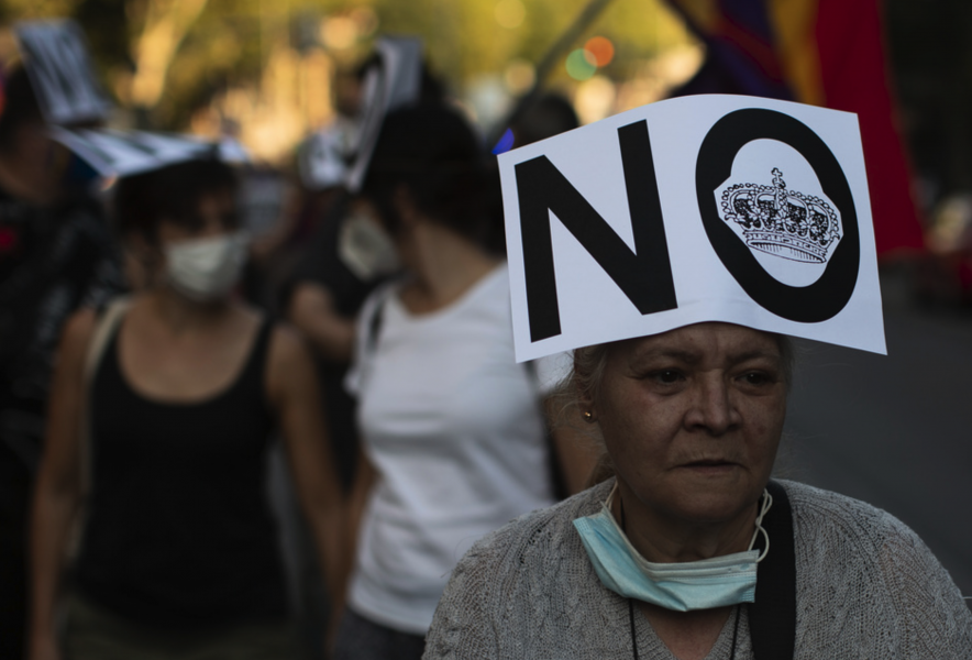 Demonstranter marscherar under en protest i Madrid mot den spanska monarkin 25 juli.