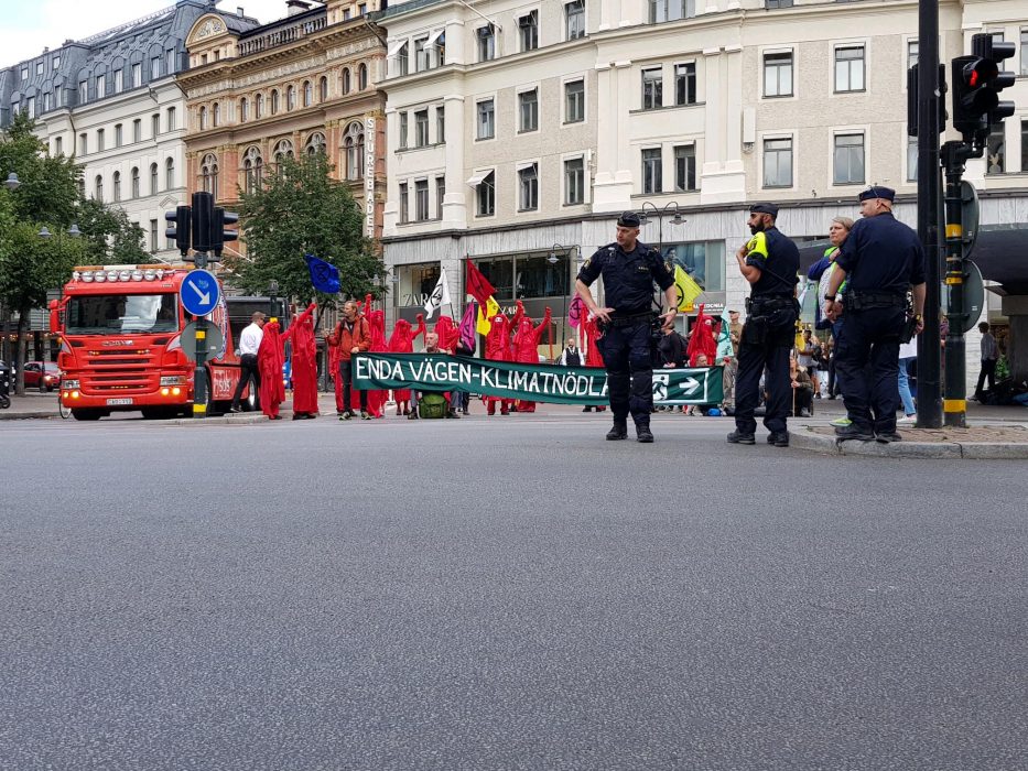 Extinction Rebellion har blockerat Kungsgatan i Stockholm