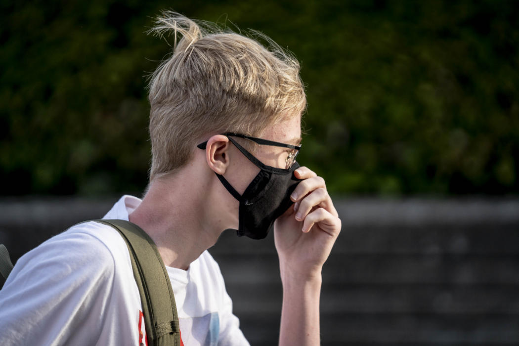 Elever och personal på Roskilde katedralskole ska från och med skolstarten bära munskydd när de rör sig i skolans korridorer.