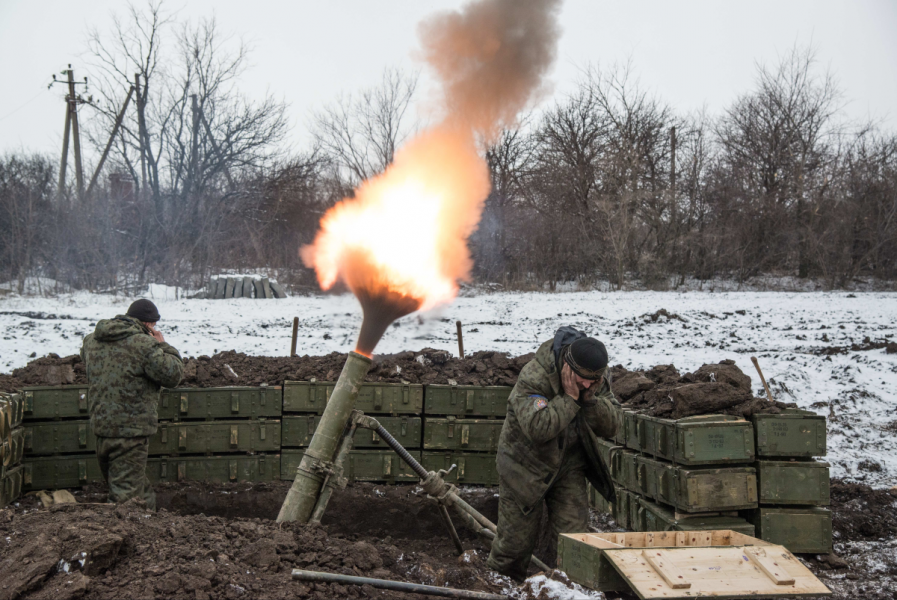 Rysslandstödda separatister avfyrar en granatkastare mot ukrainska trupper utanför Sanzharivka i östra Ukraina.