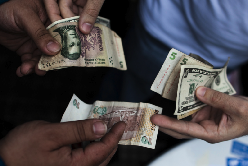 Polisen misstänker att åtminstone en del av pengarna skickats till Buenos Aires för att där tvättas, eller växlas till dollar eller guld.