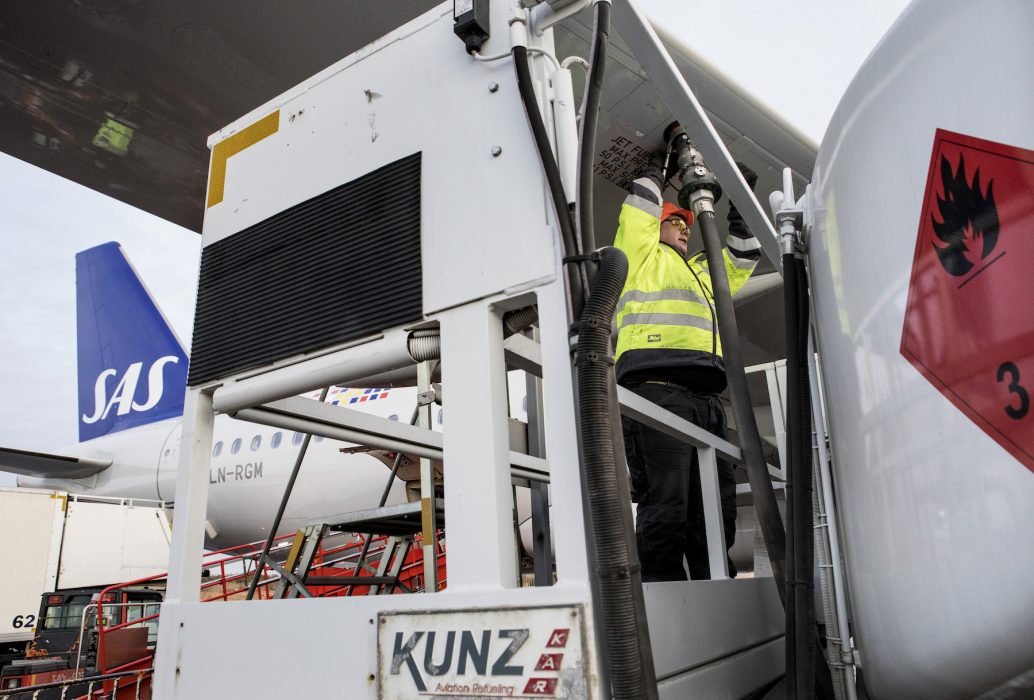 Här tankar Rikard Bokström en Airbus 320 Neo med förnyelsebart bränsle 2017, transporterat från Los Angeles.