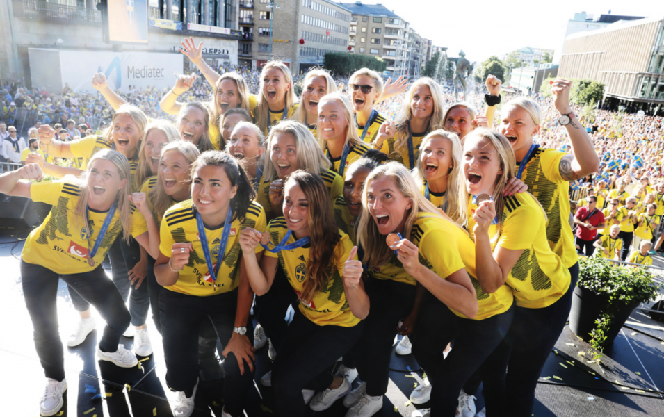 Damlandslaget på scen under firandet av landslagets bronshjältar på Götaplatsen i Göteborg förra året.