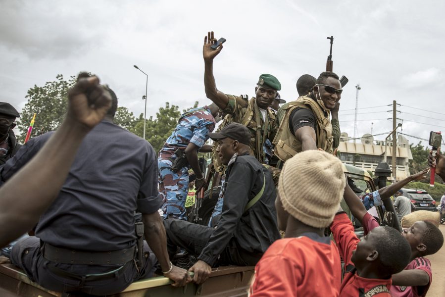Soldater möttes av glada pojkar på gatorna i Bamako under onsdagen, dagen efter kuppen mot presidenten Ibrahim Boubacar Keïtas styre.