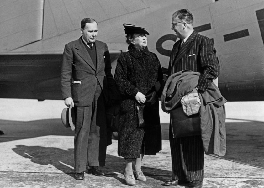 Sovjets ambassadör Aleksandra Kollontaj tillsammans med byråchef Rolf R:son Sohlman och samt statsrådet Eriksson 1940.