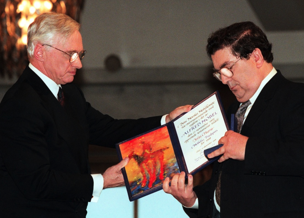 John Hume (till höger) tillsammans med den norska Nobelkommitténs ordförande Francis Sejersted vid prisutdelningen 1998.