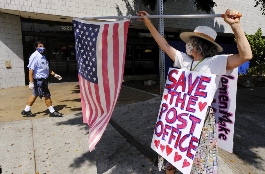 "Rädda posten!" En kvinna i amerikanska Los Angeles protesterade mot planerade nedskärningar den 15 augusti.