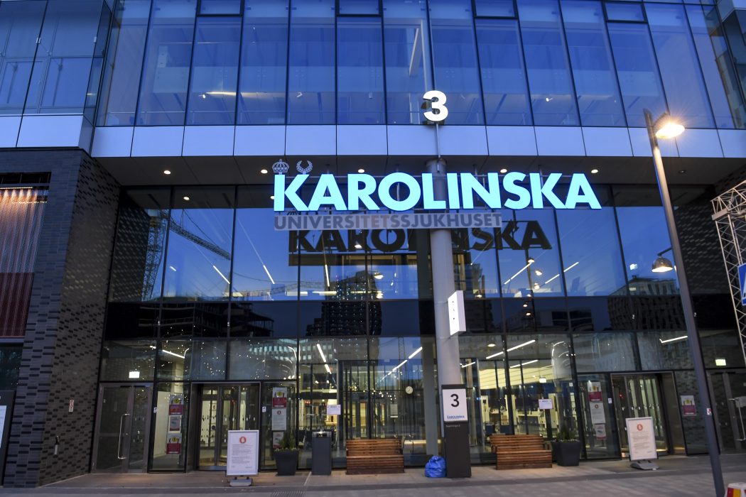 Karolinska universitetssjukhuset återupptar förhandlingar om varsel av hundratals läkare och undersköterskor, efter att arbetet lagts på is under pandemin.