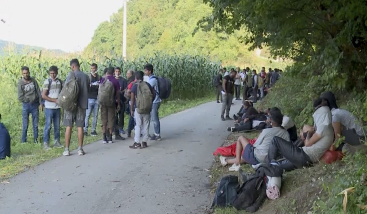 Flyktingar och migranter är fast utan någonstans att ta vägen.