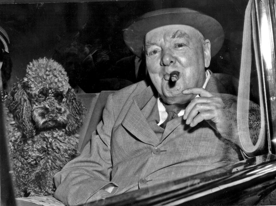 Storbritanniens före detta premiärminister Winston Churhill utanför 10 Downing Street.