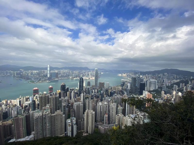 Utsikt över Hongkong city med Kowloon tvärs över bukten.
