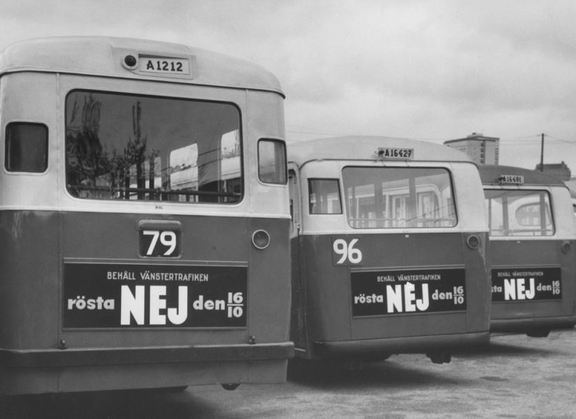 Reklamskyltar på bussarna inför folkomröstningen om höger- eller vänstertrafik.