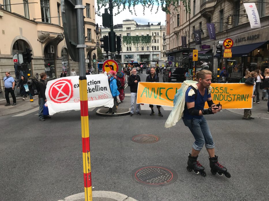 Klimataktivisterna blockerade under fredagseftermiddagen Kungsgatan i centrala Stockholm