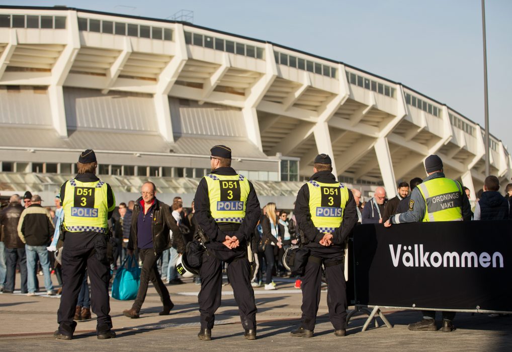 Polismyndigheten är kritisk till förslaget om att tillåta undantag i förbudet mot tillställningar med fler än 50 deltagare.