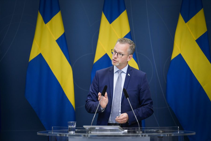 Inrikesminister Mikael Damberg (S) presenterar en proposition om bland annat skärpta straff för vapenbrott.