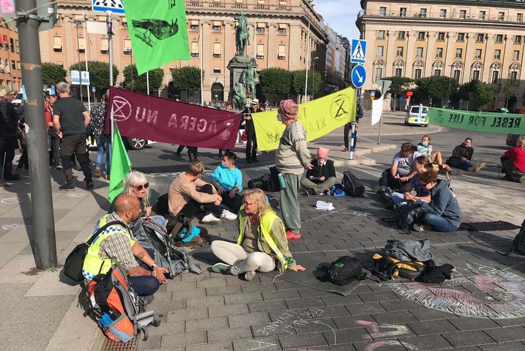Aktivister vid Norrbro i Stockholm på fredagsförmiddagen.