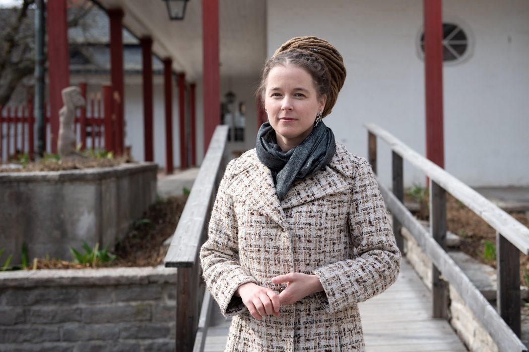 Kulturminister Amanda LInd delar ut pris till Årets museum.