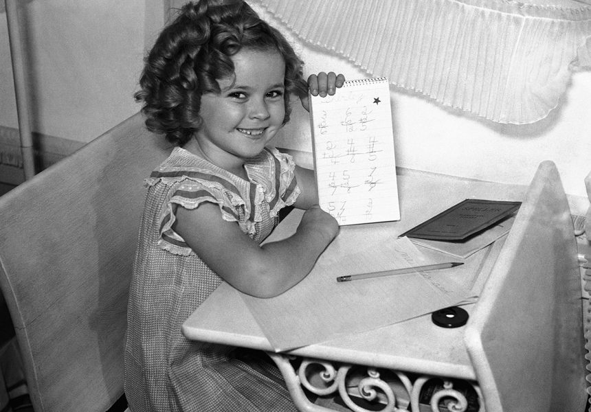 Barnfilmstjärnan Shirley Temple, sex år, börjar skolan 1933.