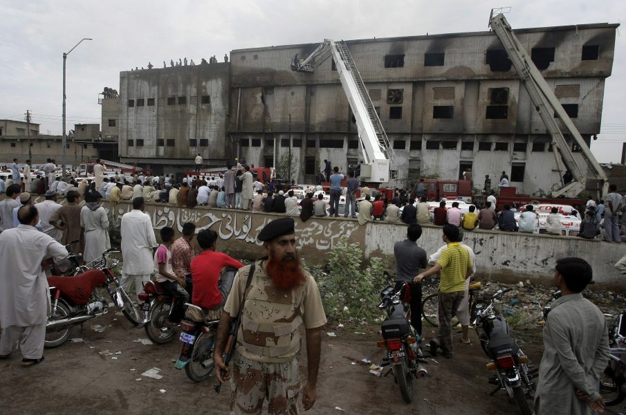 Den sönderbrända fabriken i Karachi.