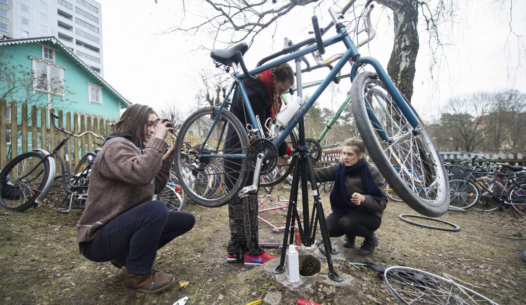 En av delkurserna i hemkunskap för millennials handlar om att laga cyklar.