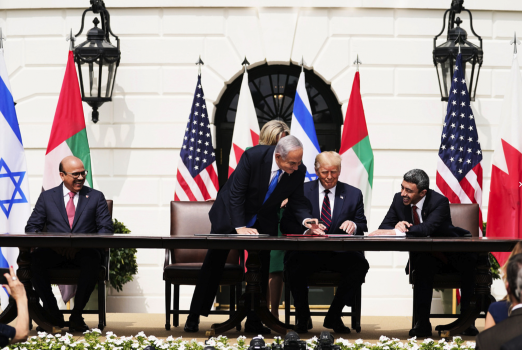 Bahrains utrikesminister Abdullatif al-Zayani, längst till vänster och därpå Israels premiärminister Benjamin Netanyahu, USA:s president Donald Trump och Förenade arabemiratens utrikesminister Abdullah bin Zayed al-Nahyan.