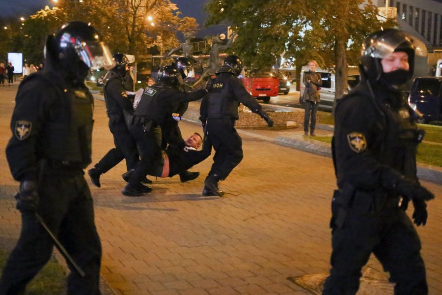 Poliser från den ökända Omon-styrkan ingriper mot oppositionella missnöjesyttringar i Minsk.