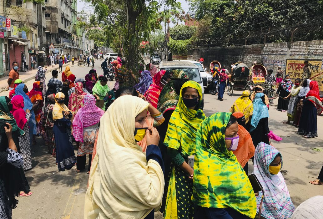 Textilarbetare i Dhaka, Bangladesh, blockerar en väg i protest mot att de inte fått sin lön utbetalad under pandemin.
