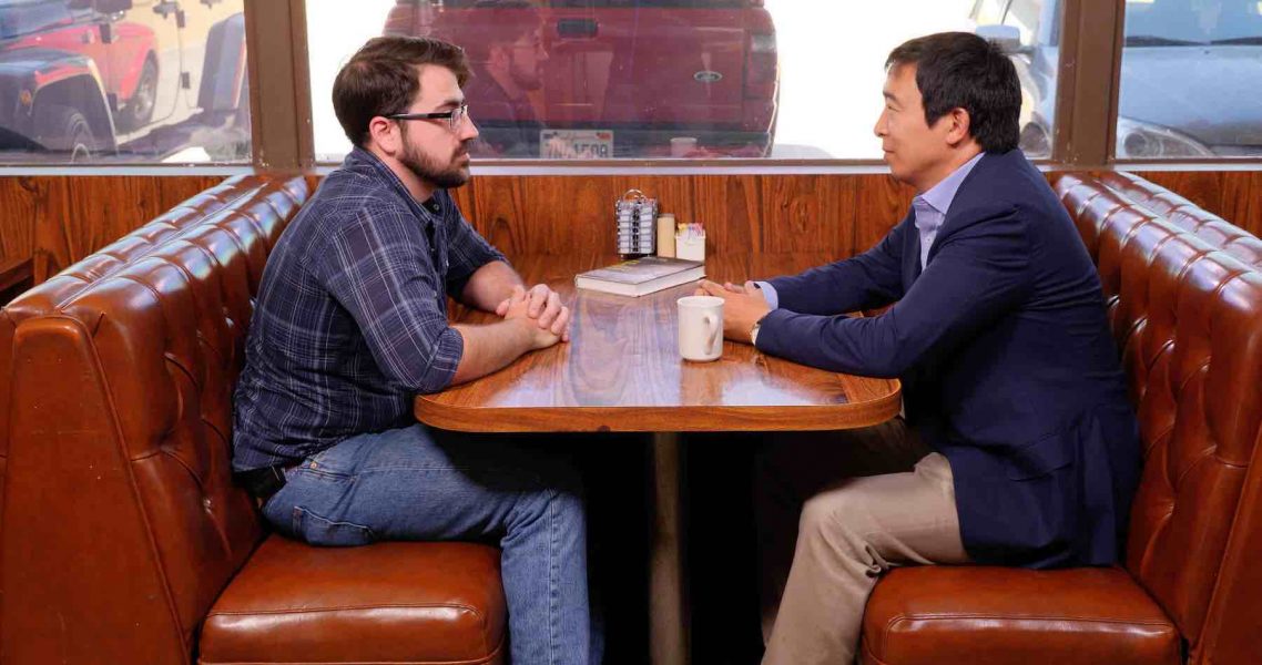 Komikern Trae Crowder, som själv växte upp under fattiga förhållanden, reser i filmen runt i USA för att prata om basinkomst, här med Andrew Yang, demokrat som kandiderade i det amerikanska presidentvalet.