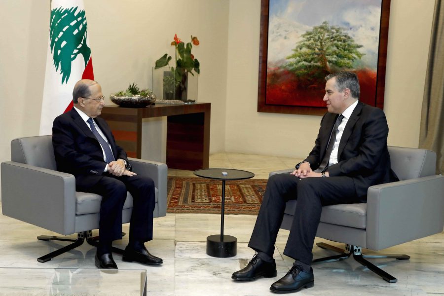 Michel Aoun, till vänster, har flera gånger tagit emot Mustafa Adib för att höra hur det går med regeringsbildningen.