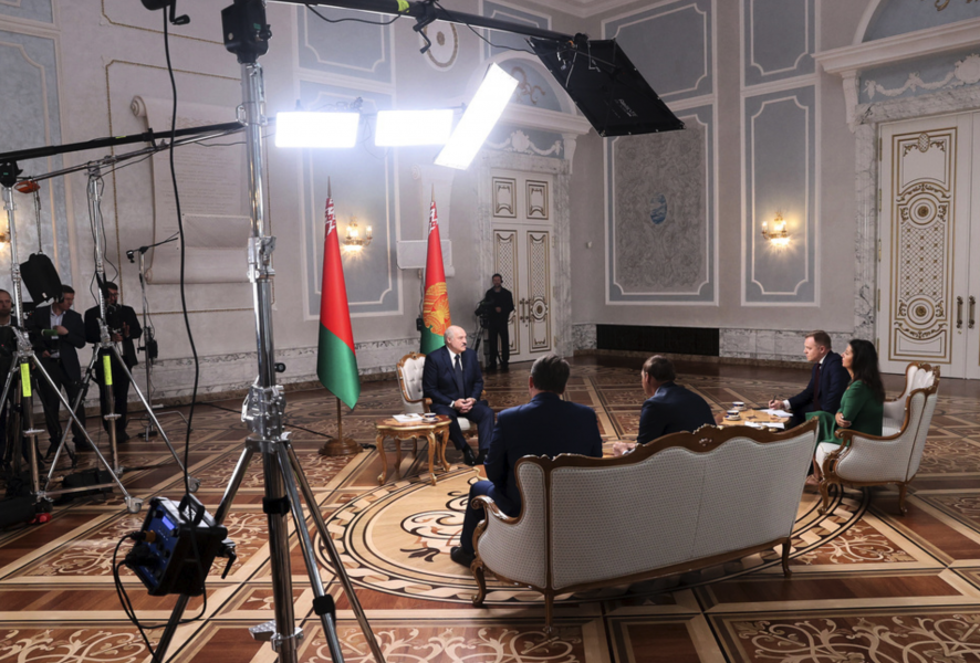 Belarus ledare Aleksandr Lukasjenko intervjuas av ryska journalister i Minsk i tisdags.