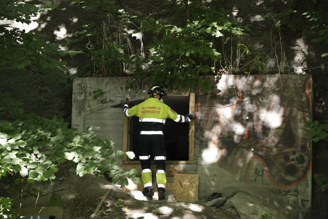 Polisen genomför en teknisk undersökning av bunkern.