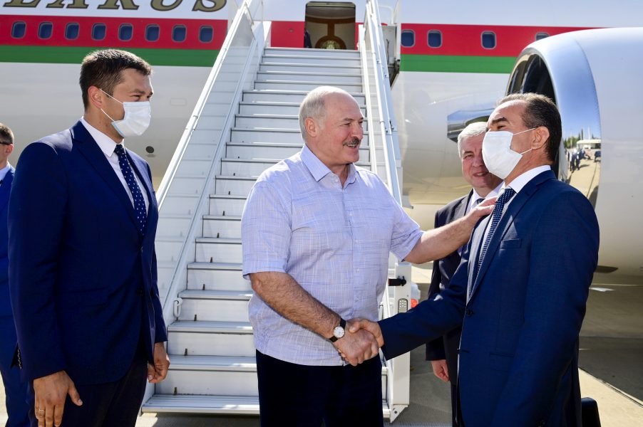 Belarus ledare Aleksandr Lukasjenko vid ankomsten till Sotji för mötet med Rysslands president Vladimir Putin.