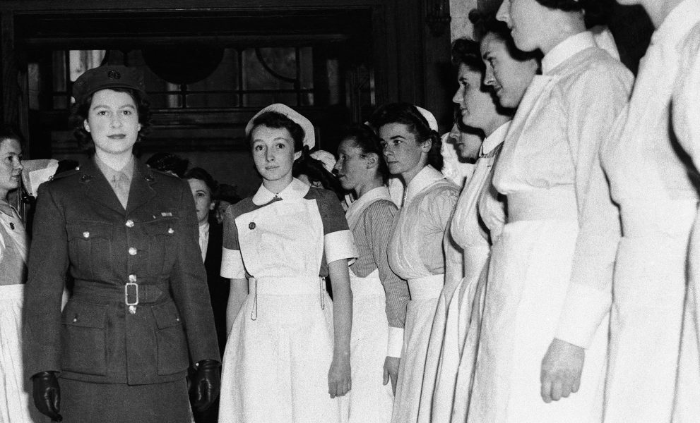 Prinsessan Elizabeth av England besöker en sjuksköterskeskola 1945.