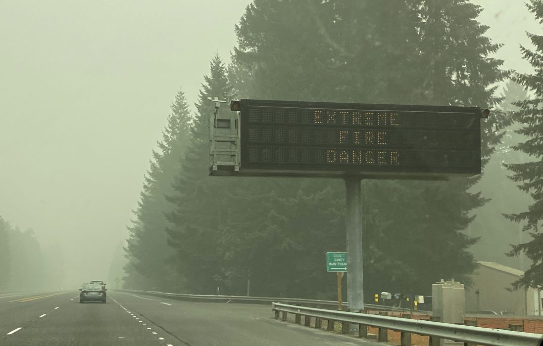 Brandrök i Oregon i måndags, nu har delar av röken spritt sig både till New York och vidare över Atlanten.
