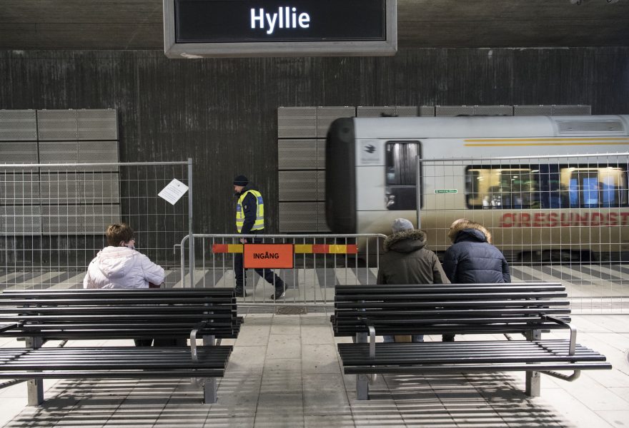 En insats av polisen på tåget i Hyllie har väckt ilska.