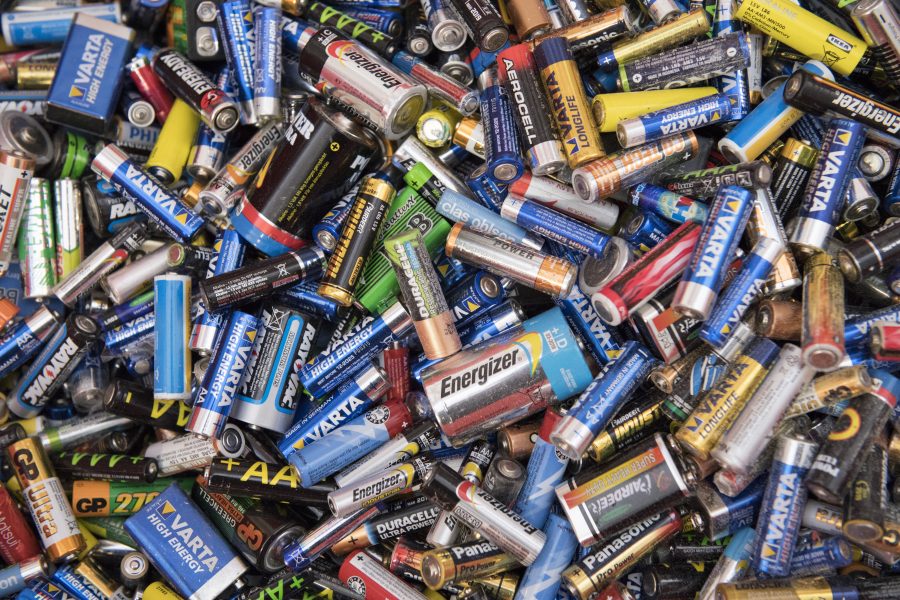 Den giftiga "svarta massan" från batterier har skickats till Polen och Bulgarien.