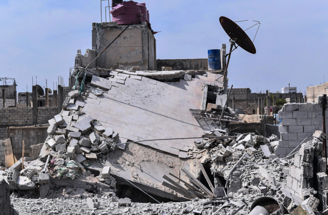 Resterna av ett hus som enligt syriska regimen förstördes av israeliska robotar i april i år.