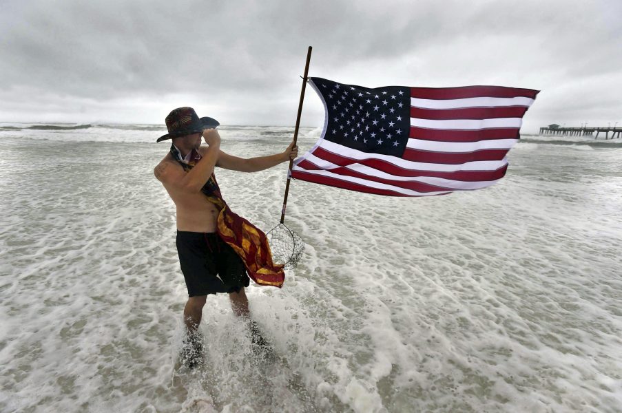 USA hukar inför Sallys ankomst, här vid Fort Walton Beach i Florida.