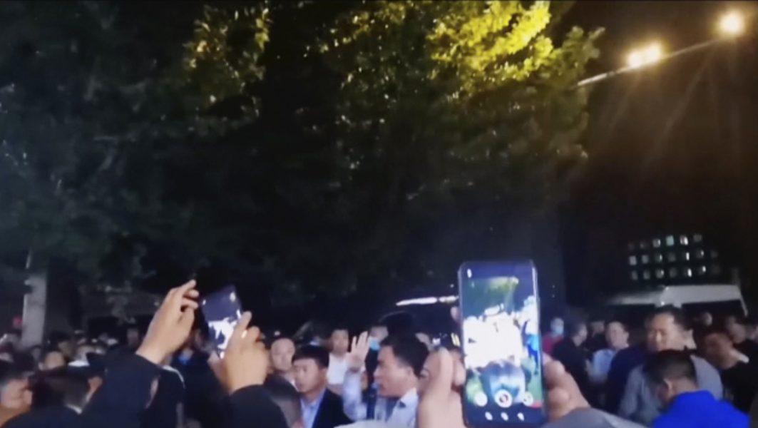 Foto taget från en video i augusti där föräldrar protesterar utanför en skola i Tongliao.