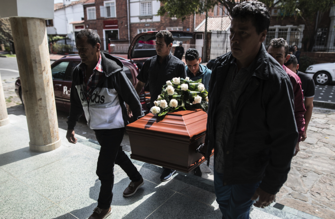 Anhöriga och vänner vid begravningen av Astrid Conde, en tidigare Farc-rebell, som sköts ihjäl i huvudstaden Bogotá i mars.
