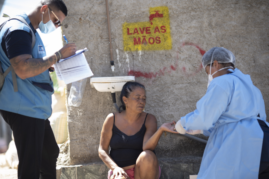 En kvinna i Rio de Janeiros fattigare kvarter testar sig för covid-19.