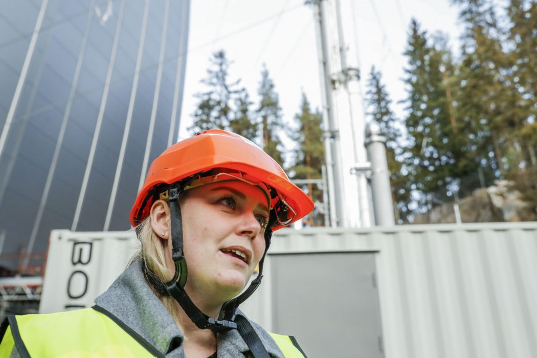 Norges olje– och energiminister Tina Bru vid Klemetsruds kraftvärmeverk i Oslo som står på tur att del av det statligt stödet för koldioxidlagring ifall man lyckas få medfinansiering.