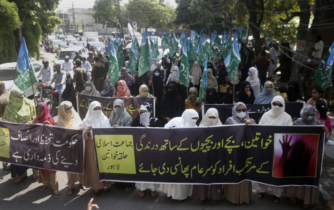 Anhängare av den islamistiska rörelsen Jamaat-e-Islami demonstrerar i Lahore med anledning av gruppvåldtäkten, med budskap om att förövare som ger sig på kvinnor och barn "bör hängas offentligt".