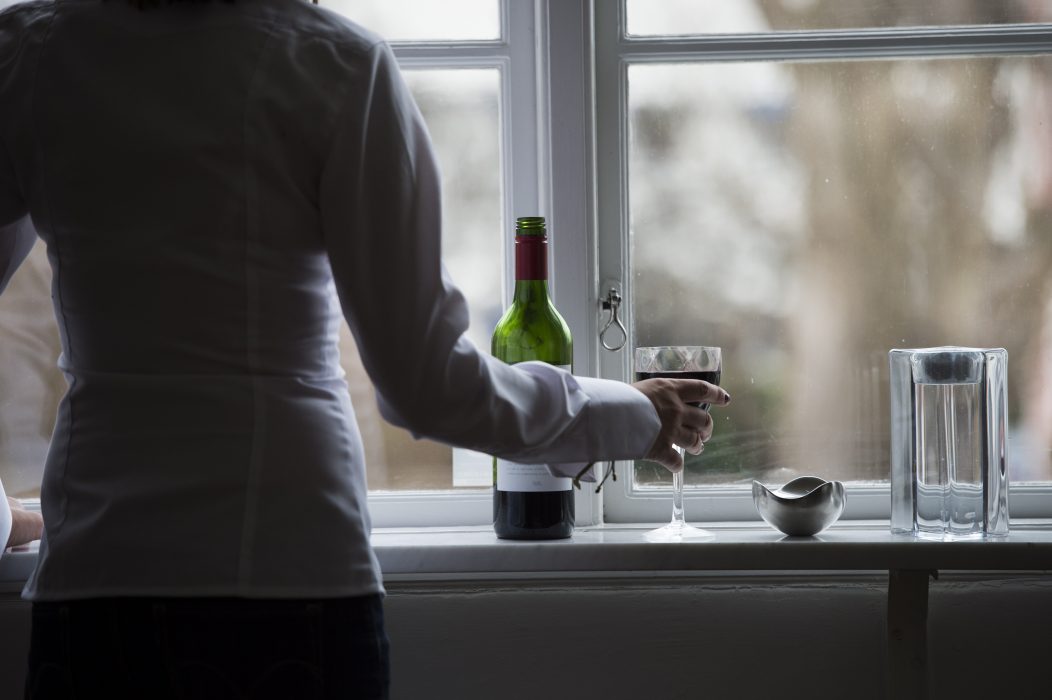 Att jobba hemifrån kan vara riskfyllt för den som försöker ta sig ur ett missbruk eller för den som är nära att hamna i ett.