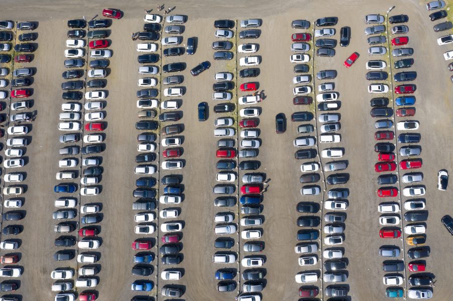 Om 15 år kommer det troligtvis finnas färre bensindrivna bilar i Kalifornien eftersom staten förbjuder försäljningen då.