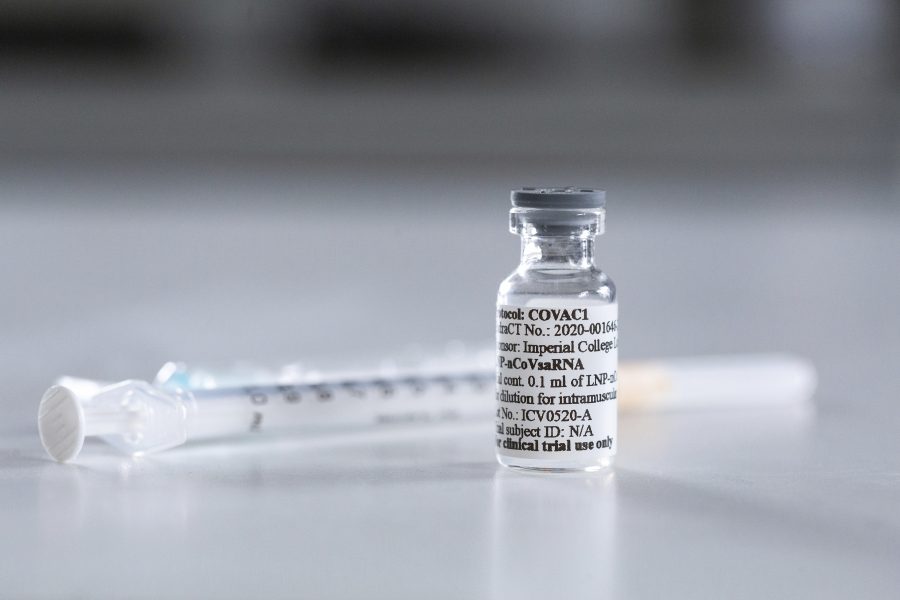 Vaccinstudierna borde återupptas, skriver Oxford-universitetet i ett brev.