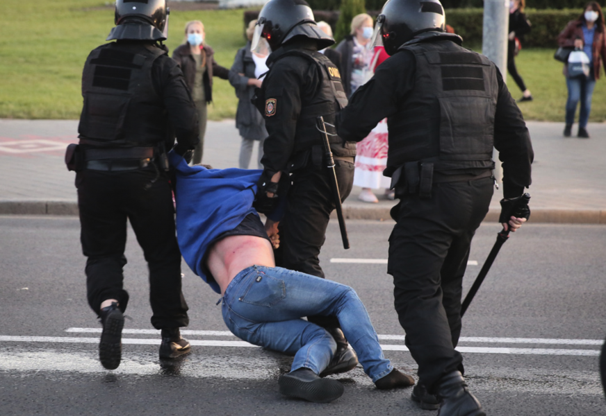 Kravallpolis i Belarus huvudstad Minsk för bort en demonstrant som protesterar mot att Aleksandr Lukasjenko svurit presidenteden tidigare under dagen.
